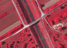 Аерофотозйомка: Дорога над залізничною колією - кольоровий інфрачервоний знімок