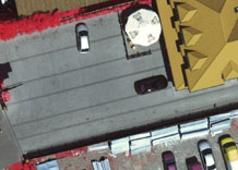 Аерофотозйомка: Парковка біля магазину - кольоровий інфрачервоний знімок