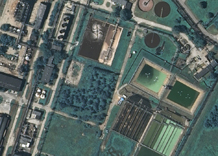 Аэрофотосъемка: Сооружения для очистки сточных вод возле промышленного завода